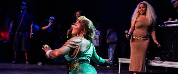 Lil’ Kim Does The Splits in a Pacific Blue Colored Bodysuit