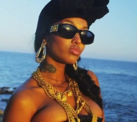 Music Video : LoLa Monroe “Goldie (Remix)”